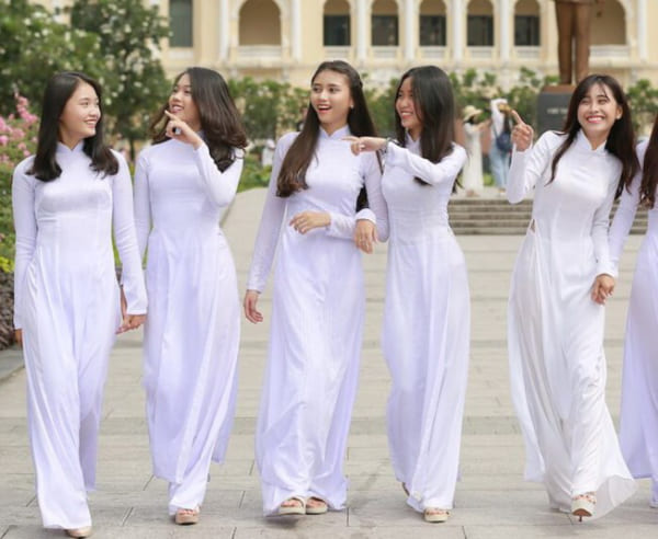Học sinh nữ Việt Nam