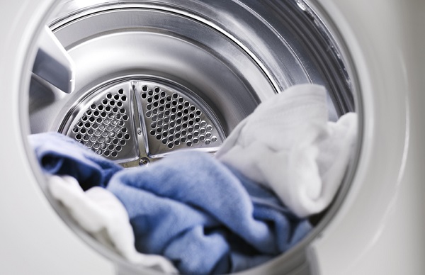 Cách làm khô quần áo cấp tốc bằng máy giặt